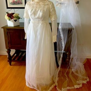 Vintage long sleeve wedding dress with matching veil size 6